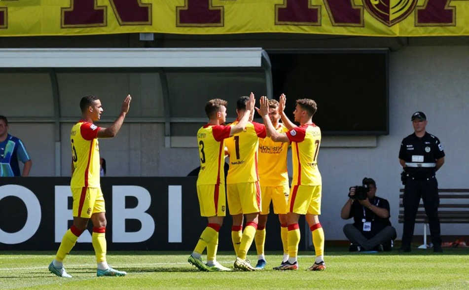 Clásico Joven vỡ trận ở phút 41: Khi Raphael Veiga đá bóng vào người nằm sân, luật phải lên tiếng Clásico Joven vỡ trận ở phút 41: Khi Raphael Veiga đá bóng vào người nằm sân, luật phải lên tiếng