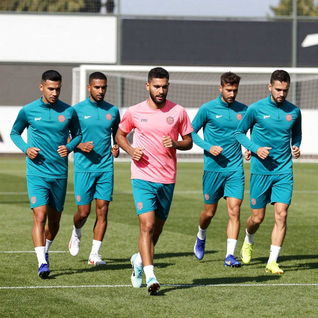 Clásico Joven vỡ trận ở phút 41: Khi Raphael Veiga đá bóng vào người nằm sân, luật phải lên tiếng Clásico Joven vỡ trận ở phút 41: Khi Raphael Veiga đá bóng vào người nằm sân, luật phải lên tiếng